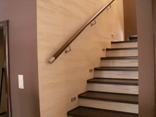 Usługi montażu-Montaż schodów drewnianych z poręczą