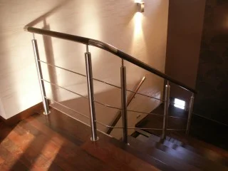 Usługi montażu-Montaż schodów drewnianych z balustradą