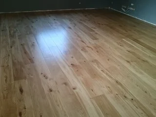 PODŁOGI DREWNIANE MONTAŻ-Montaż podłóg z desek lakierowanych