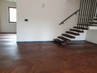 Schody drewniane i tarasy-Montaż podłogi i lewitujących schodów