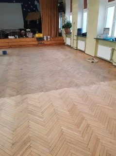Renowacja, konserwacja podłogi-Szlifowanie podłogi - 50 procent skończone